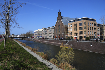 900241 Gezicht op de Stadsbuitengracht te Utrecht, met rechts de Catharijnekade met het Hotel BUNK (Catharijnekade 9) ...